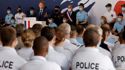 Le chef de l'Etat Emmanuel Macron en visite à l'école de police de Roubaix (Nord) pour la clôture du Beauvau de la sécurité, le 14 septembre 2021. (LUDOVIC MARIN / AFP)