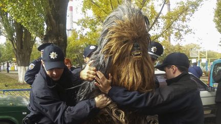 Un homme d&eacute;guis&eacute; en Chewbacca se fait arr&ecirc;ter, le 25 octobre 2015 &agrave; Odessa (Ukraine). (  REUTERS)