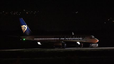 L'avion Ryanair victime d'une fausse alerte à la bombe, le 22 janvier 2023 à Athènes (Grèce). (LOUISA GOULIAMAKI / AFP)