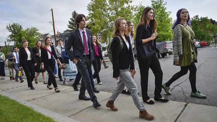 Les plaignants à l'origine du premier procès lié au changement climatique lors de l'ouverture de l'audience à Helena, dans le Montana (Etats-Unis), le 12 juin 2023. (THOM BRIDGE / AP/ SIPA)