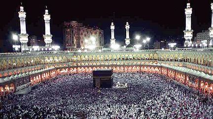 Des centaines de milliers de musulmans rassemblés autour de la Kaaba. (AFP / Mahmoud Mahmoud)