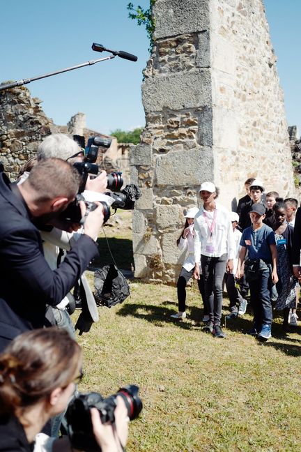 Emmanuel Macron et les journalistes dans les rues du village martyr d'Oradour-sur-Glane (Haute-Vienne), le&nbsp;10 juin 2017. (DENIS ALLARD / REA)