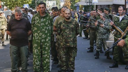 &nbsp; (Plusieurs dizaines de soldats ukrainiens faits prisonniers ont été contraints à défiler dimanche à Donetsk © REUTERS/Maxim Shemetov)