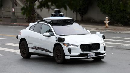 Une voiture sans chauffeur à San Francisco (Etats-Unis), le 11 avril 2022. (JUSTIN SULLIVAN / GETTY IMAGES NORTH AMERICA  VIA AFP)