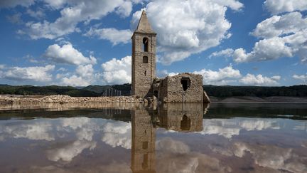 L'église de Sant Roma de Sau, près de Girona en Catalogne, dont on n'aperçoit normalement que le haut du clocher (23 août 2022) (JOSEP LAGO / AFP)