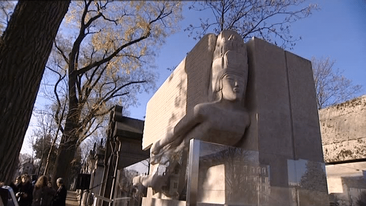 La nouvelle tombe d&#039;Oscar Wilde au Père Lachaise
 (France3/Culturebox)