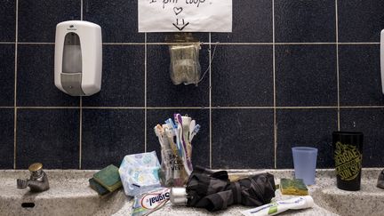 A Tolbiac, le 5 avril 2018, les étudiants qui occupent les locaux ont prévu les brosses à dents et les dentifrices.&nbsp; (SIMON LAMBERT/HAYTHAM-REA / HAYTHAM PICTURES-REA)