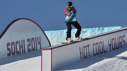 Une snowboardeuse s'entra&icirc;ne, &agrave; Sotchi (Russie), le 4 f&eacute;vrier 2014. (RAMIL SITDIKOV / RIA NOVOSTI / AFP)