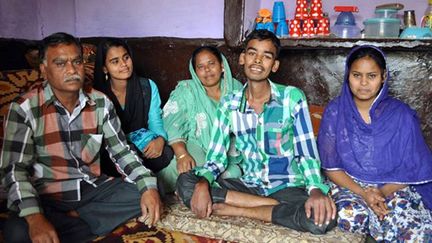 &nbsp; (Cette famille de Bhopal souffre toujours de la catastrophe. Javed, 24 ans, est décédé une semaine après son témoignage © Sébastien Farcis/Radio France)