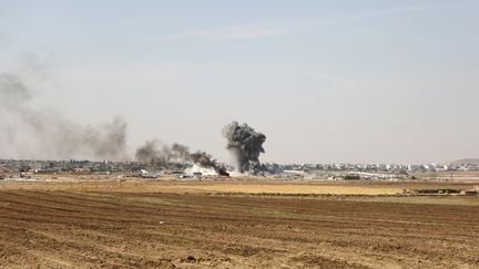 De la fumée s'échappe de&nbsp;Ras al-Aïn (Syrie), le 12 octobre 2019. (NAZEER AL-KHATIB / AFP)