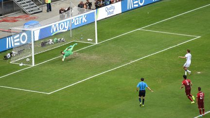 L'Allemand Thomas M&uuml;ller marque un but face au Portugal sur un p&eacute;nalty, le 16 juin, &agrave; Salvador de Bahia (Br&eacute;sil).&nbsp; (THOMAS EISENHUTH / DPA / AFP)