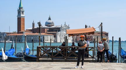 Les canotiers de Venise attendent le retour des touristes étrangers de pied ferme. (ANDREA PATTARO / AFP)