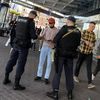 Des policiers effectuent un contrôle de papiers dans le quartier de la grande mosquée de Moscou. (SYLVAIN TRONCHET / RADIO FRANCE)