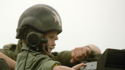 JUILLET 1993 - A 8 ans, le prince Harry joue dans un tank lors d’une visite des troupes britanniques sur la base allemande de Bergen-Hohne. Un avant-goût de la carrière militaire qu’il embrassera dans le futur. (WOLFGANG WEIHS / DPA / AFP)