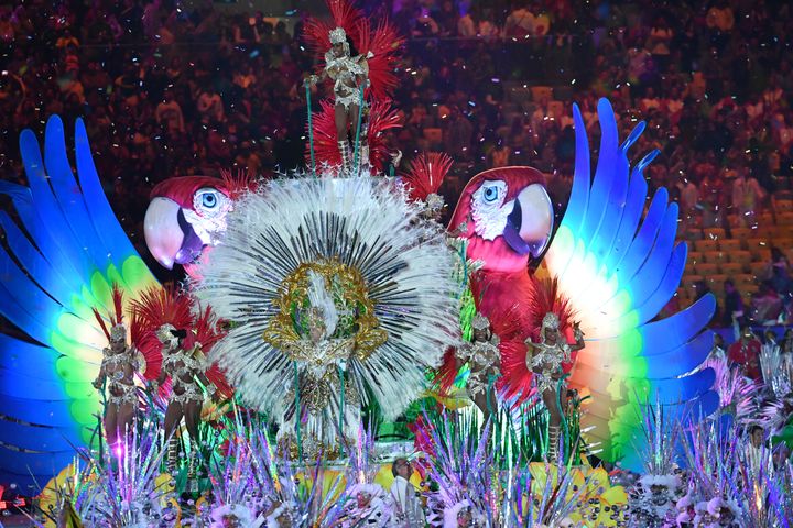 Des danseurs de la parade de samba pendant la cl&ocirc;ture de c&eacute;r&eacute;monie des Jeux olympiques de Rio (Br&eacute;sil), le 21 ao&ucirc;t 2016. (FELIX KASTLE / DPA / AFP)