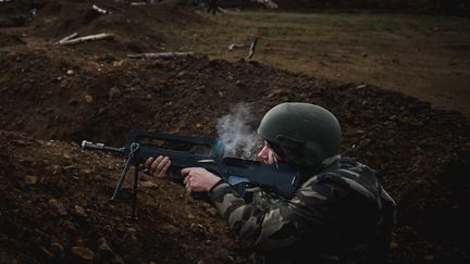 Un soldat ukrainien lors d'un entrainement militaire dans un camps français en novembre 2023. (OLIVIER CHASSIGNOLE / AFP)