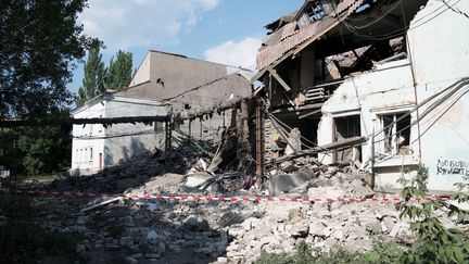 Un bâtiment détruit par les bombardements dans la ville de&nbsp;Lyssytchansk, dans l'est de l'Ukraine, vendredi 17 juin 2022.&nbsp; (FIORA GARENZI / HANS LUCAS / AFP)