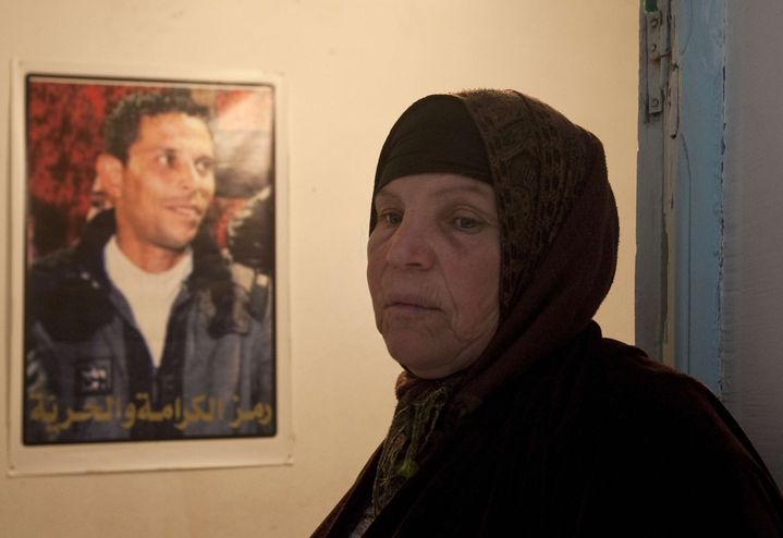 Manoubia Bouazizi, la mère de Mohamed Bouazizi, à Sidi Bouzid, le 8&nbsp;mars 2011. (GIORGOS MOUTAFIS/AP/SIPA)