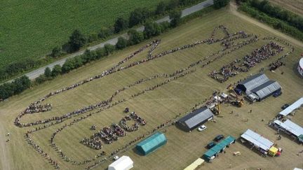 Chaîne humaine contre le projet d'aéroport Notre-Dame-des-Landes, le 10 juillet 2011. (AFP - Andre Bocquel)