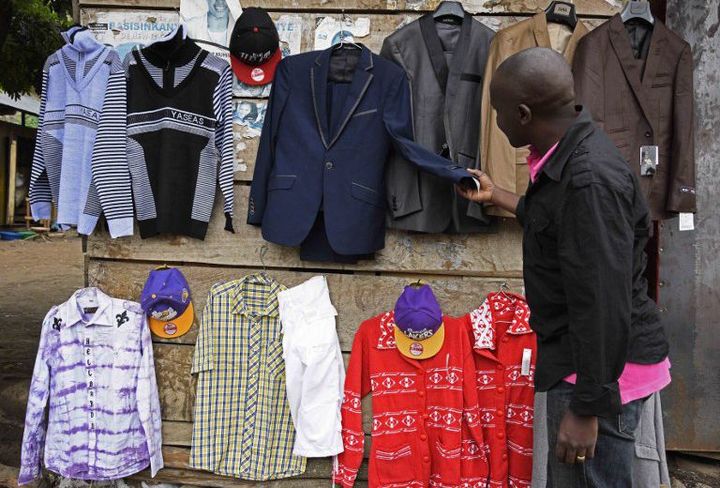 Un client regarde des vêtements à vendre à Mpondwe, à 400 km de Kampala (Ouganda), à la frontière avec le Congo. Photo prise le 18 février 2017. (ISAAC KASAMANI - AFP)