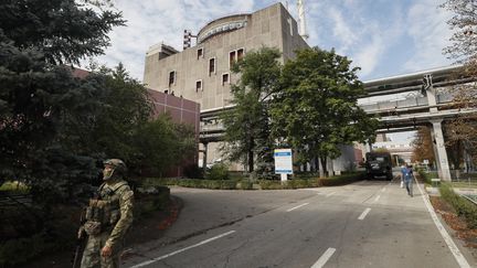 Un garde russe monte la garde devant la centrale de Zaporijjia (Ukraine), le 1er septembre 2022.&nbsp; (YURI KOCHETKOV / EPA)