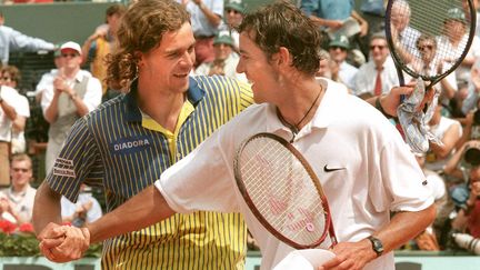 Le Belge Filip Dewulf vaincu par le Brésilien Gustavo Kuerten à Roland-Garros en 1997 après un parcours phénoménal (JEAN-LOUP GAUTREAU / AFP)