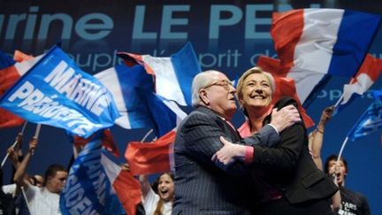 Marine etJ ean-Marie Le Pen en meeting le 30 mars dernier (BORIS HORVAT / AFP)