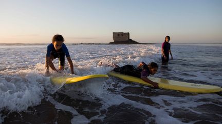 De jeunes surfeuses à Tarfaya, au Maroc, le 14 avril 2021.&nbsp; (REUTERS / IMANE DJAMIL)