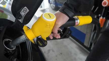 Une personne fait le plein de&nbsp;gasoil dans une station-service de Brest, dans le Finistère, le 29 mai 2017. (FRED TANNEAU / AFP)