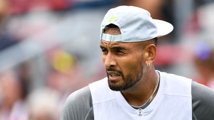 L'Australien Nick Kyrgios, lors de son match contre le Polonais Hubert Hurkacz,&nbsp;lors du tournoi de Montréal,&nbsp;le 12 août 2022.&nbsp; (MINAS PANAGIOTAKIS / AFP)