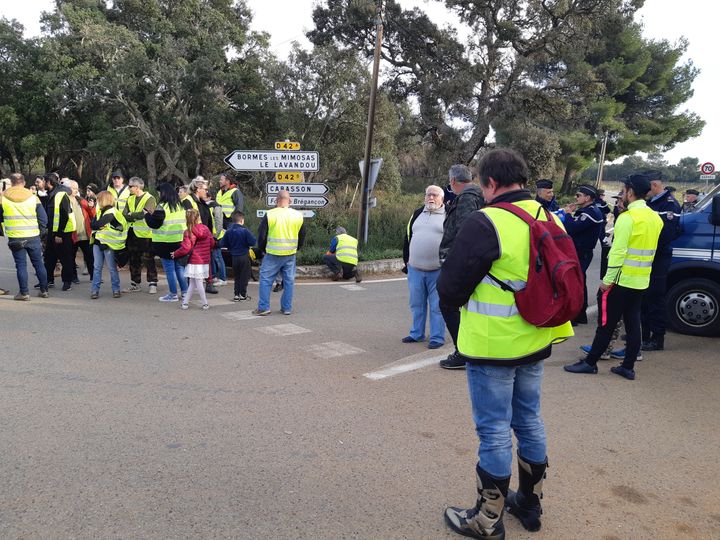 Des "gilets jaunes" bloqués d'accès par la route au fort de Brégançon par les gendarmes. (OLIVIER MARTOCQ / RADIOFRANCE)