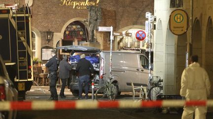 Des enquêteurs à Münster (Allemagne) le 7 avril 2018, peu après qu'un véhicule a foncé sur les terrasses de café et restaurant. (DAVID YOUNG / DPA / AFP)