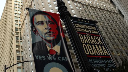 Une affiche de campagne de Barack Obama, au lendemain de sa premi&egrave;re victoire pr&eacute;sidentielle, &agrave; Chicago (Etats-Unis), en novembre 2008. (MONDADORI / GETTY IMAGES)