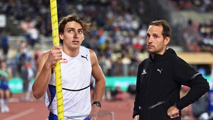 Il y a deux ans, Armand Duplantis a battu le record du monde jusqu'ici détenu par Renaud Lavillenie&nbsp;en passant 6,17 mètres à Torun, en Pologne. En juillet 2022, il a porté ce record à 6,21 mètres (FABRICE COFFRINI / AFP)