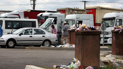 Les poubelles debordent sur les aires d'autoroutes pour le depart des juilletistes. Metz, le 9 juillet 2019. (MAURY GOLINI / MAXPPP)