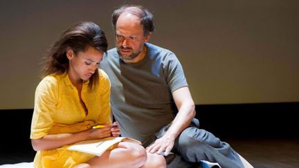 Léonie Simaga et denis Podalydès dans "Trahisons" de Harold Pinter
 (Cosimo Mirco Magliocca / collection Comédie-Française)