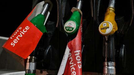 Une station-essence "hors service", à Palavas-les-Flots (Hérault), mardi 5 octobre. (PASCAL GUYOT / AFP)