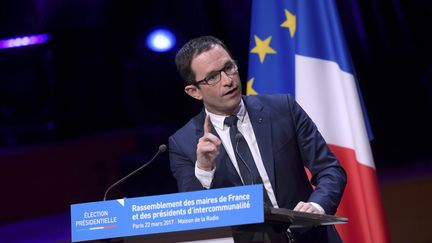 Benoît Hamon, lors du rassemblement des maires de France, le 22 mars 2017, à Paris. (CHRISTOPHE ARCHAMBAULT / AFP)