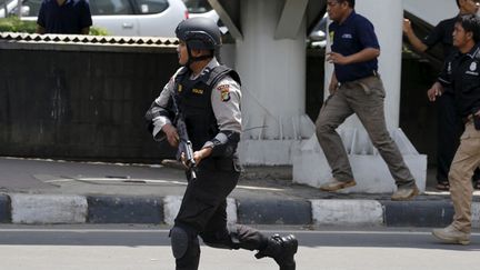  (Plusieurs fortes explosions suivies d'une fusillade ont retenti jeudi dans le centre de Djakarta © Reuters / Beawiharta Beawiharta)