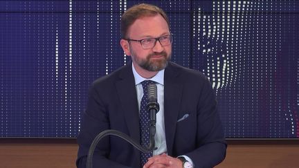 Patrick Mignola, le député de la Savoie et président du groupe MoDem à l'Assemblée nationale était l'invité du "8h30 franceinfo", mercredi 14 juillet 2021. (FRANCEINFO / RADIOFRANCE)