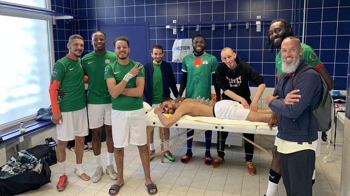 Les joueurs clermontois autour de leur masseur, Nico, dans leur vestiaire avant le début du tournoi. (GABRIEL JOLY / FRANCEINFO: SPORT)