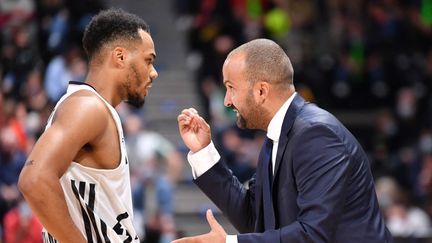 L'entraîneur de l'Asvel TJ Parker et Elie Okobo lors du match d'Euroligue face à Zalgiris Kaunas, le 1e octobre 2021. (PHILIPPE DESMAZES / AFP)