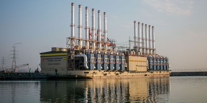 La barge Karadeniz Powership dans le port de Tema au Ghana. (Karadeniz Energy)