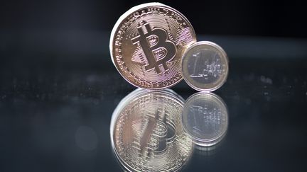 Une représentation physique de la monnaie virtuelle Bitcoin.  (MARTIN BUREAU/AFP)