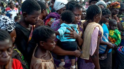 ces femmes ont fui les violences intercommunautaires dans la province de Tangyanika. Elles passent leur journée à attendre sur le site de Katanika pour se faire enregistrer afin de recevoir un peu de nourriture. Les dizaines de milliers de déplacés internes sont principalement issus d’un milieu agraire, et n’ont plus aucune ressource pour se nourrir.
 (Colin Delfosse/UNHCR       )