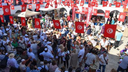 Des pèlerins se rassemblent à la synagogue de la Ghriba, lors du pèlerinage juif annuel sur l'île balnéaire tunisienne de Djerba, le 18 mai 2022.&nbsp; (FETHI BELAID / AFP)