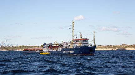 Le navire "Sea-Watch", qui a secouru des migrants en Méditerranée, est bloqué au large des côtes de Malte, le 4 janvier 2019. (FEDERICO SCOPPA / AFP)