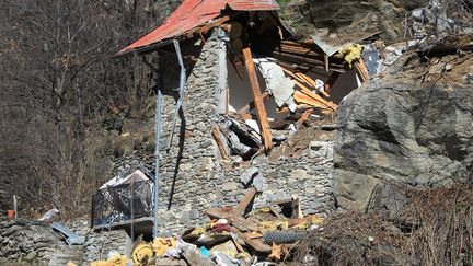 Le chalet d&eacute;truit par un &eacute;boulement, dimanche 23 f&eacute;vrier 2013 pr&egrave;s d'Isola (Alpes-Maritimes). (JEAN CHRISTOPHE MAGNENET / AFP)