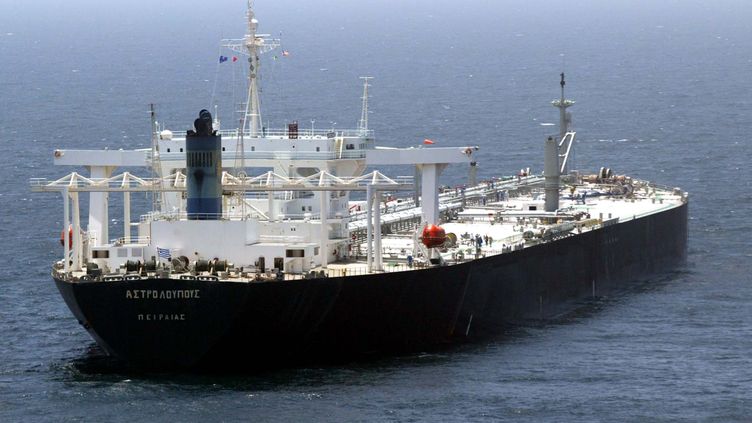 A Russian oil tanker waits to unload cargo in the Gulf of Mexico (United States) on July 03, 2002.  (Pool/Bloomberg News/AFP)