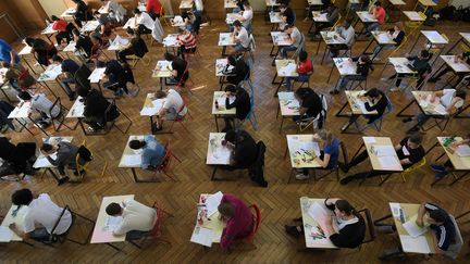 Des élèves passent l'épreuve de philosophie du baccaulauréat, le 17 juin 2019 au lycée Pasteur de Strasbourg (Haut-Rhin). (FREDERICK FLORIN / AFP)